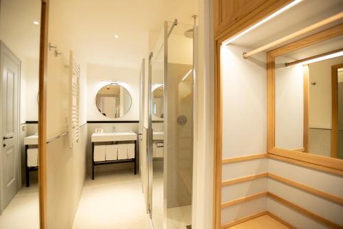 a bathroom with a shower and a sink at Hotel Casa Bianconi in Norcia