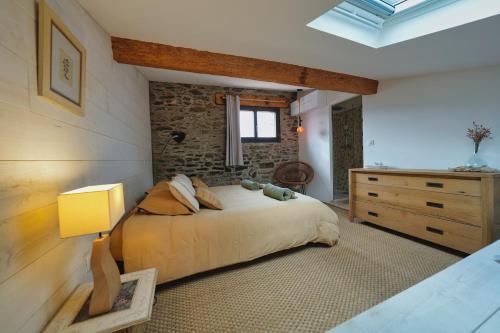 une chambre avec un grand lit et une commode dans l'établissement Le Mirador Duplex avec vue mer, clim et garage, à Collioure