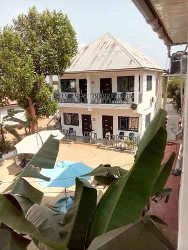 a building with a bunch of umbrellas in a courtyard at Airport Lodge Lungi in Lungi