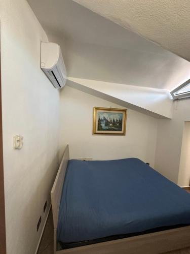 a bedroom with a blue bed in a room at La Quercia Fiorita in Trivolzio
