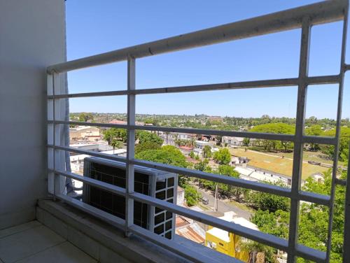 une vue depuis une fenêtre d'un bâtiment dans l'établissement Apart Paraná, à Paraná