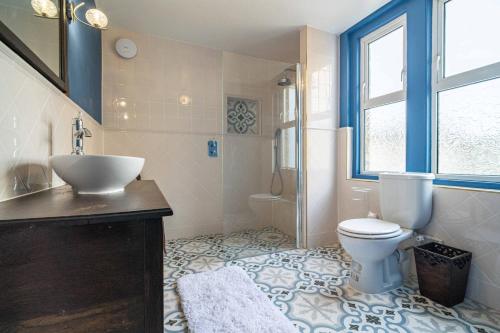 a bathroom with a white toilet and a sink at Margate Heritage House with Luxurious Beds, Garden, Pet Friendly , 3bd and 2 bath in Margate