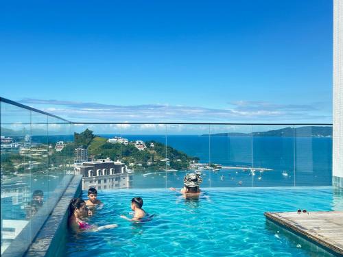 a group of people in a swimming pool at Sauna Academia Sinuca 3 min a Pé mar Ar quente in Itapema