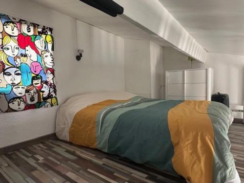 une chambre avec un lit avec un tableau sur le mur dans l'établissement Mazet du soleil, à Saint-Martin-de-Brômes