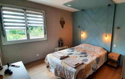 une chambre avec un lit et une fenêtre dans l'établissement Chez Lolo, à Saint-Juéry