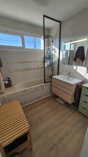 une salle de bain avec une baignoire, un lavabo et une douche dans l'établissement Chez Lolo, à Saint-Juéry