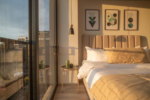 a bedroom with a bed and a view of a city at Edificio QO 97 By Jalo in Bogotá