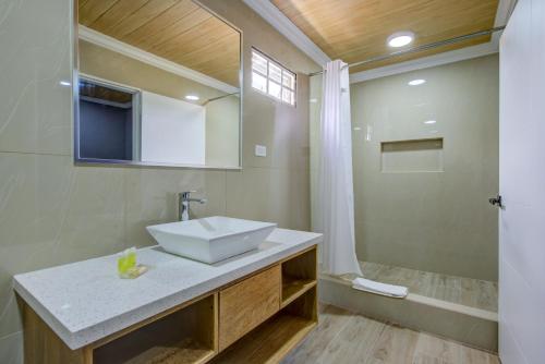 Koupelna v ubytování Airport Suites Hotel