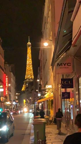Chambre cosy dans appartement partagé 2 pièces proche Tour Eiffel Cozy bedroom in a shared 2-room apartment near Eiffel Tower