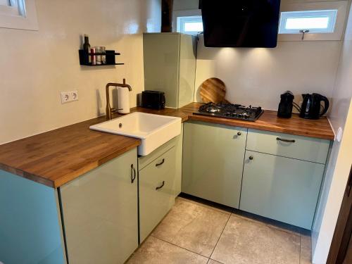 Una cocina o zona de cocina en Wanderlust - Vlakbij strand - Omheinde privétuin