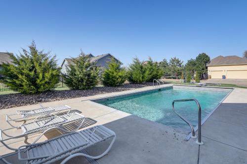 Πισίνα στο ή κοντά στο Balcony and Patio Spacious Home in Bel Aire!