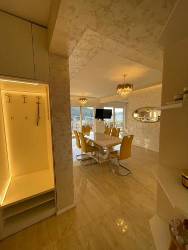 Μια τηλεόραση ή/και κέντρο ψυχαγωγίας στο Deluxe Apartments 3-rooms