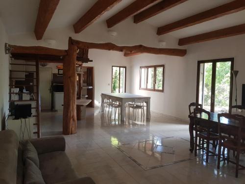un salon avec une table et des chaises dans l'établissement Villa La Balle, à La Celle-sous-Gouzon