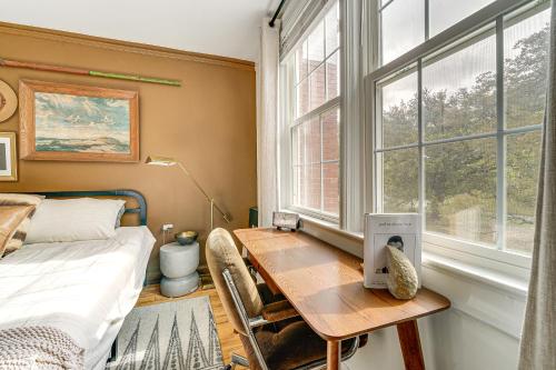 Postel nebo postele na pokoji v ubytování 8 Mi to Beach Cozy Condo Getaway in Wilmington!