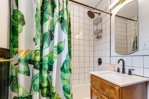 Koupelna v ubytování 8 Mi to Beach Cozy Condo Getaway in Wilmington!