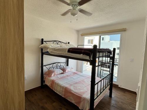 a bedroom with two bunk beds and a ceiling fan at Residencial Quetzales in Cuautla Morelos