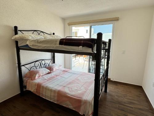 two bunk beds in a room with a balcony at Residencial Quetzales in Cuautla Morelos