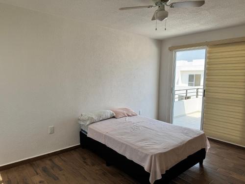 a bedroom with a bed and a ceiling fan at Residencial Quetzales in Cuautla Morelos