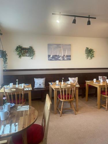 Un lugar para sentarse en Waterfront Rest B&B