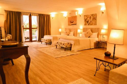 Ein Bett oder Betten in einem Zimmer der Unterkunft Pink Flamingo Boutique Hotel