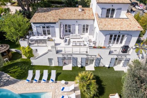 One of a kind 6 BR 6 bath villa sauna jacuzzi pool just 15 mns off town