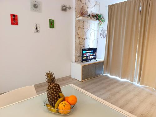 a bowl of fruit on a table in a living room at Boadream Casa Duria Porta Rossa in Prainha
