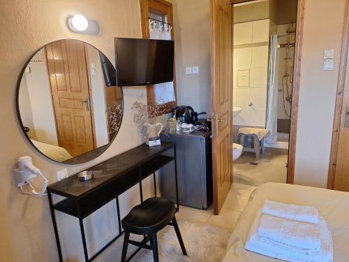 Posteľ alebo postele v izbe v ubytovaní Skourgias Rooms