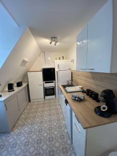 une petite cuisine avec un comptoir et un réfrigérateur dans l'établissement QUAI 65 , 3 pièces sur le port, à 250 m de la rue piétonne et de la mer, à Dieppe