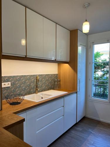 Η κουζίνα ή μικρή κουζίνα στο Paris-Montrouge, dans une allée privée, Métro