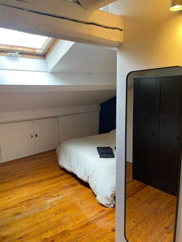 une petite chambre avec un lit et une fenêtre dans l'établissement Le Duplex Saint Jacques, au Puy-en-Velay