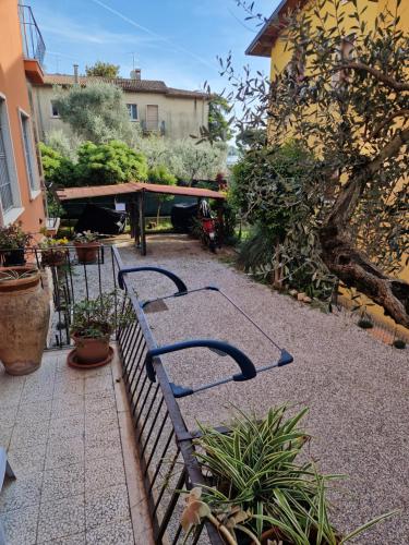 een blauwe bank in een binnenplaats met planten bij Casa rosario e annamaria in Torri del Benaco