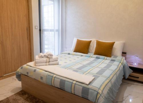 Una cama o camas en una habitación de Elégant et moderne appartement à 10 min du centre de Casablanca