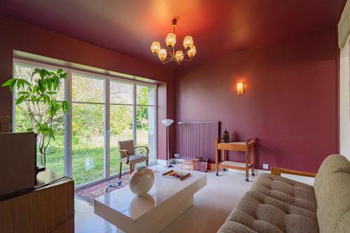 un salon avec un canapé et une table dans l'établissement Narcisse Bienvenue - Élégance et Raffinement, à Saint-Mathurin