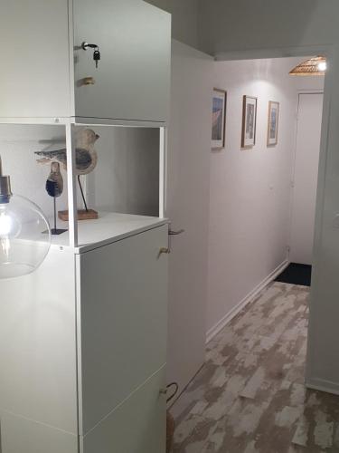 a room with white cabinets and a hallway at Le B - A 200 m de la plage in Arcachon