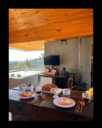 ウルビシにあるRefúgio da Realezaのカウンターに2皿の食器を用意したキッチン