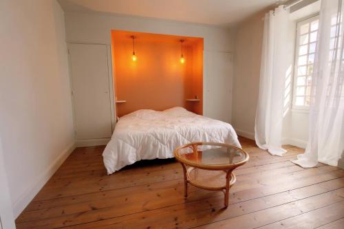 une chambre avec un lit, une chaise et une table dans l'établissement Villa Domaine des Marais, à Saint-Sornin