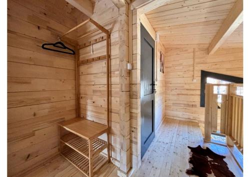 ein Holzzimmer mit einer Sauna mit einer Bank in der Unterkunft Parc Résidentiel de Loisir : Le Loup Blanc du Riou in Barcelonnette