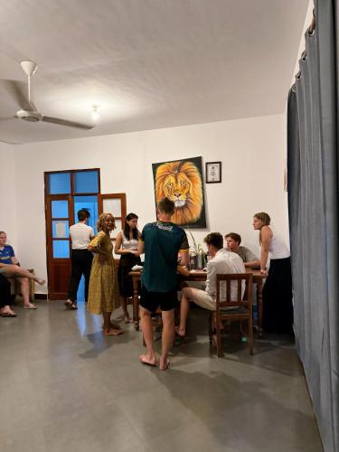 パジェにあるTamu House Pajé Beachの部屋のテーブルに座っている人々のグループ