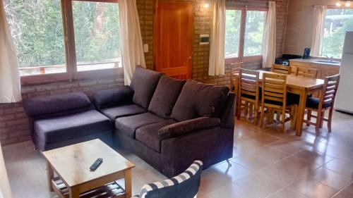 een woonkamer met een bank en een tafel bij La Rubina in Villa Ventana