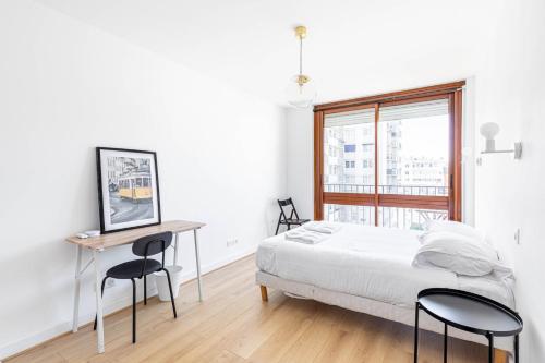 une chambre avec un lit, un bureau et une fenêtre dans l'établissement GuestReady - Stylish Stay in the Heart of Javel, à Paris