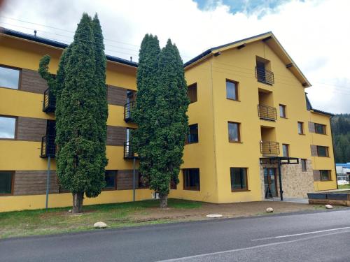 Bangunan di mana terletaknya aparthotel ini