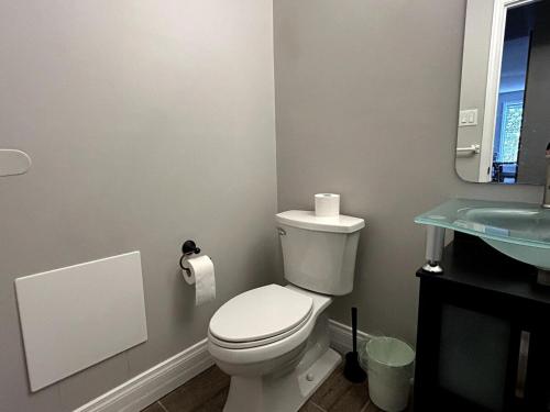 Un baño de Spacious 4BR Near Kanata Tech Park