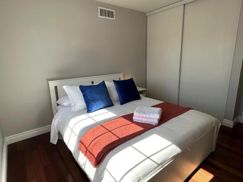 Una cama o camas en una habitación de Spacious 4BR Near Kanata Tech Park