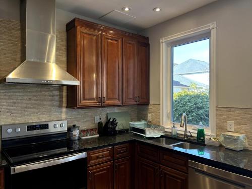 Una cocina o cocineta en Spacious 4BR Near Kanata Tech Park