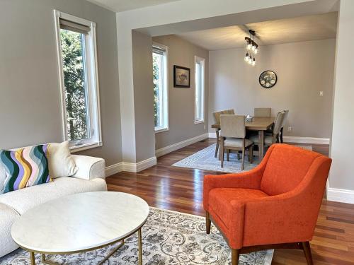 Un lugar para sentarse en Spacious 4BR Near Kanata Tech Park
