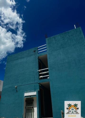 エル・コージョにあるCasa GLEZAR el cuyoの空を背景にした青い建物