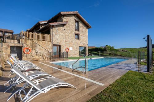 a villa with a swimming pool next to a building at Villas Spa El Mirador de Isla in Isla
