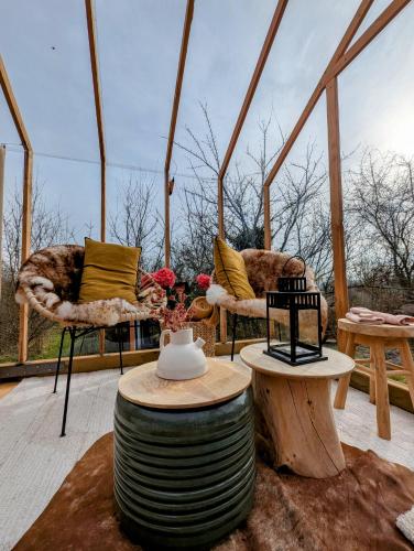 - un kiosque avec deux chaises et une table dans l'établissement Insolite Cabane du Rêveur, à Pagny-sur-Moselle