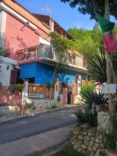 Niebieski dom z flagą przed nim w obiekcie B&b Fabra Casa Mia e non solo w mieście Falvaterra
