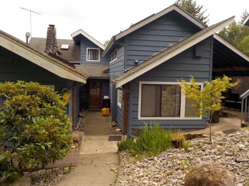 Gallery image of Oceanfront Studio/Loft: Alpacas, Oysters & Kayaks in Shelton